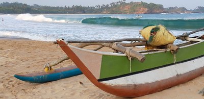 Entdecken Sie die kleinen traditionellen Holzboote am Strand von Sri Lanka 
