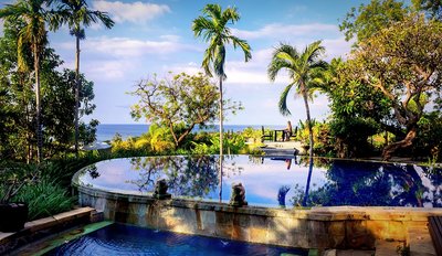 Der liebevoll anlegte Pool mit Blick auf das Meer