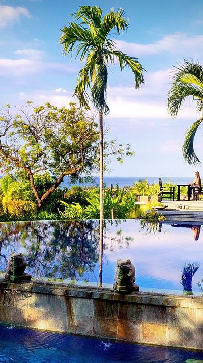 Der liebevoll anlegte Pool mit Blick auf das Meer