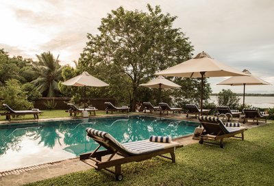 Erfrischen Sie sich im Pool des Thaulle Resorts mitten im grünen Garten