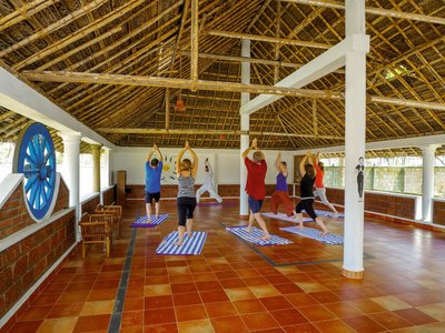 Die tägliche Yogapraxis im Meiveda kombiniert die kräftigenden und dehnenden Asanas mit Atemübungen und Meditation