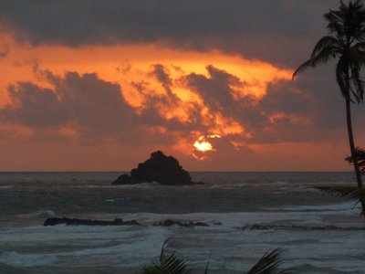 Genießen Sie die farbenfrohen Sonnenuntergänge im Barberyn Beach Resort