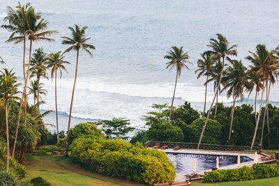 Träumen Sie auf den gemütlichen Liegen am großen Salzwasser-Pool