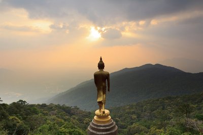 Buddha Statue genießt die Aussicht