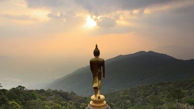 Buddha Statue genießt die Aussicht