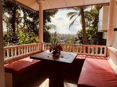 Von der Lounge der HIRU Villa können Sie einen malerischen Ausblick auf die umliegende Natur genießen