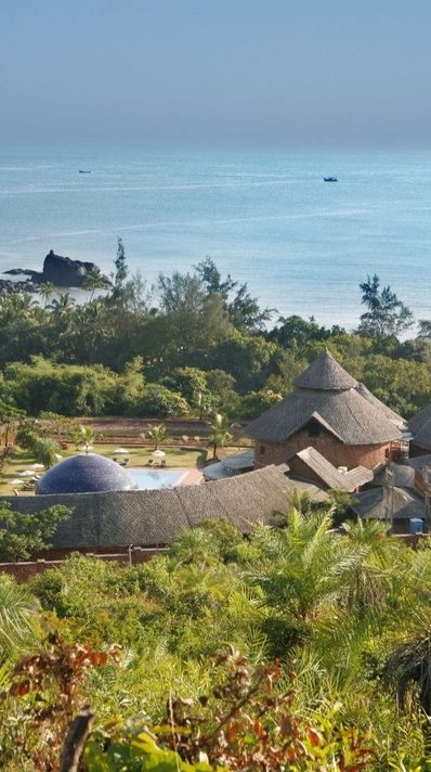 Inmitten einer grünen Naturlandschaft liegt das SwaSwara