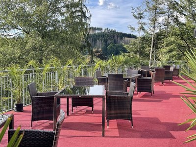Außenterrasse mit Blick in die umliegende Natur