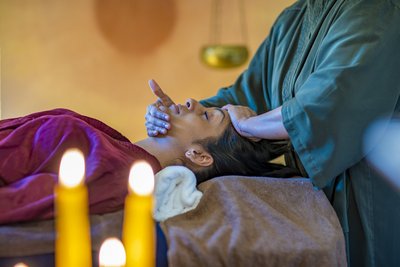 Ayurveda-Anwendungen bei Kerzenschein genießen