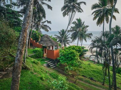 Der Garten mit Blick auf Strand und Meer