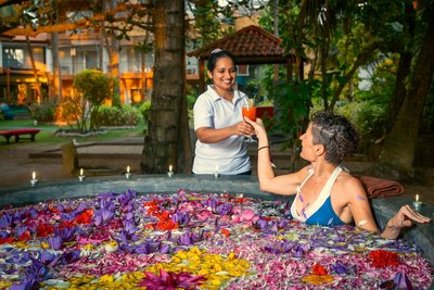 Wohltuendes Aromabad im Hiru Om