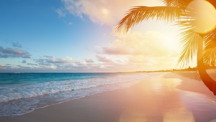 Ein Sonnenaufgang an einem tropischen Strand