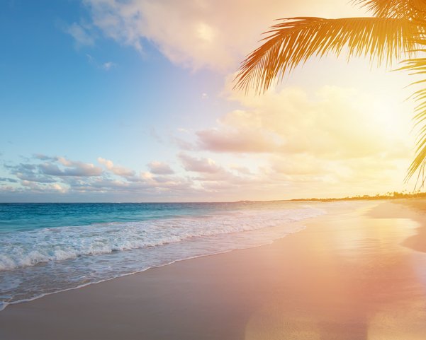 Ein Sonnenaufgang an einem tropischen Strand