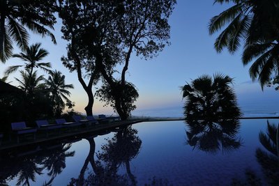 Lassen Sie abends nach einer entspannenden Ayurveda Kur im Somatheeram Ayurveda Resort in Südindien am Pool die Seele baumeln