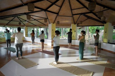 Gemeinsam Yoga in der Shala üben
