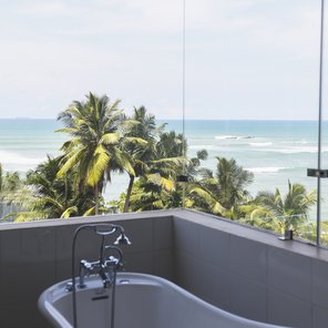Badewanne mit Aussicht auf das Meer