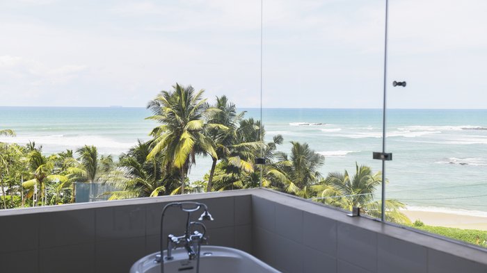 Badewanne mit Aussicht auf das Meer