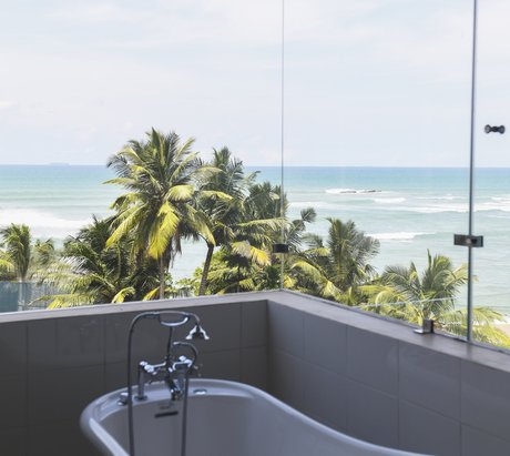 Badewanne mit Aussicht auf das Meer