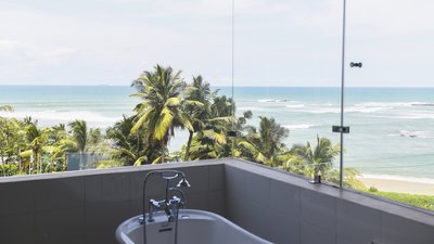 Badewanne mit Aussicht auf das Meer