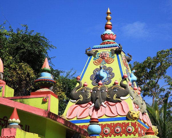 Ein Teil eines Tempels mit Elefanten Gesichtern bestückt