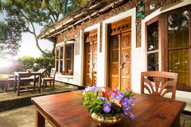 Dekorative Elemente zeichnen die Standard Cottages des Ayurveda Resorts aus