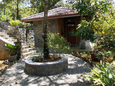 Hochwertig eingerichteten Bungalows aus Natursteinen und Lehmbrandziegeln