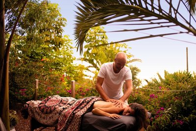 Genießen Sie die Ruhe der Natur bei einer Outdoor Massage