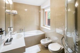 Das Badezimmer im Deluxe Zimmer mit Tageslicht und Badewanne