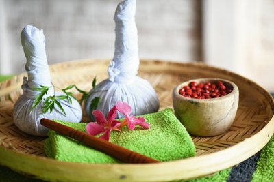 Duftende Reissäckchen und Blumen gehören zu Ayurveda-Behandlungen im Ayurvie