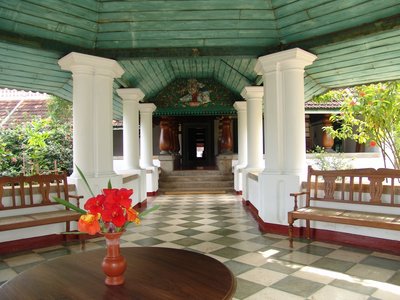 An diesem kleinen Platz im Kalari Kovilakom Ayurveda Hotel kann man ruhige Minuten wunderbar genießen 