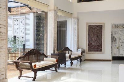 Traditionelle Möbel in warmen Holztönen zieren die stilvolle Eingangshalle im Ayurvie