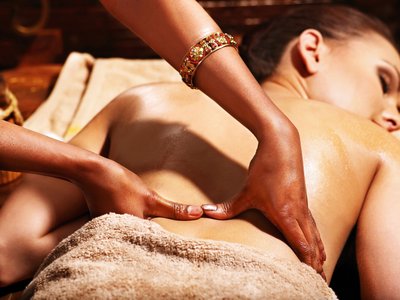 Bei einer entspannenden ayurvedischen Massage loslassen