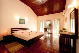 Die hohen Decken in dem Standardzimmer des Surya Lanka laden zur Gemütlichkeit ein