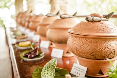 Genießen Sie ausgewählte ayurvedische Speisen, traditionell serviert