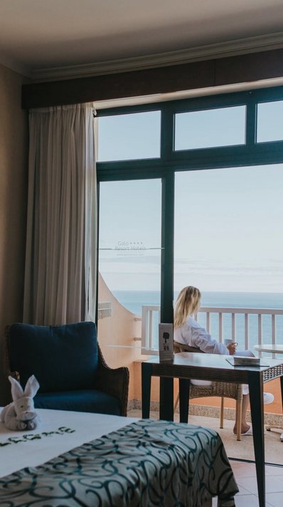 Genießen Sie den atemberaubenden Ausblick von Ihrem Balkon aus!