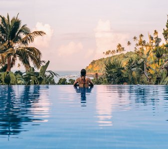 Entspannen Sie im Pool mit Blick auf das Meer