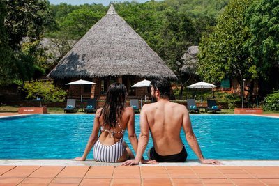 nach Ihrer Ayurveda Behandlung am Pool entspannen