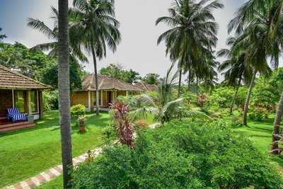 Strahlend blauer Himmel über der Anlage des Meiveda 