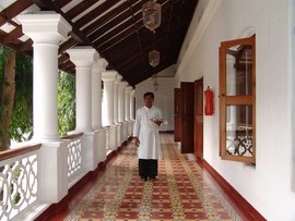 Ihr erfahrener Ayurveda Arzt im Kalari Kovilakom auf dem Weg zu Ihnen Ihr erfahrener Ayurveda Arzt im Kalari Kovilakom auf dem Weg zu Ihnen