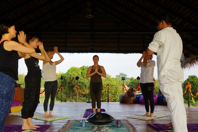 In der luftigen Yogahalle Yoga in der Gruppe praktizieren