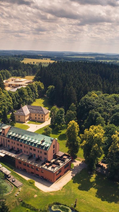 Das Svata Katerina Resort ist umgeben von tiefen Wäldern und bietet einen einzigartigen Erholungsort