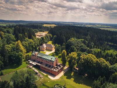 Das Svata Katerina Resort ist umgeben von tiefen Wäldern und bietet einen einzigartigen Erholungsort
