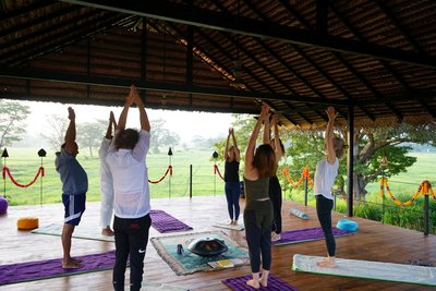 Gemeinsam in kleiner Gruppe Yoga üben