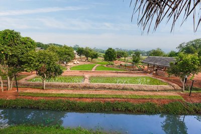 Von der Yogahalle hat man einen weiten Blick über die Anlage