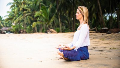 Entspannende Meditation am weißen Sandstrand