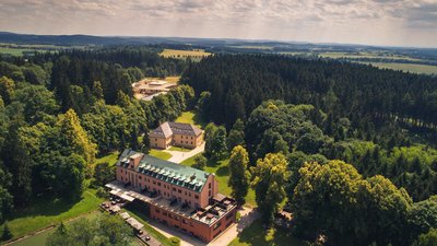 Das Svata Katerina Resort ist umgeben von tiefen Wäldern und bietet einen einzigartigen Erholungsort