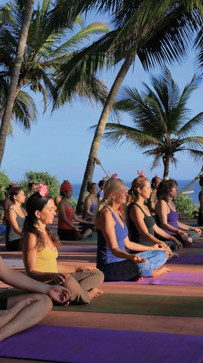 Bei einer gemeinsamen Meditation den Sonnenuntergang genießen Bei einer gemeinsamen Meditation den Sonnenuntergang genießen