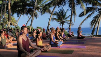 Bei einer gemeinsamen Meditation den Sonnenuntergang genießen
