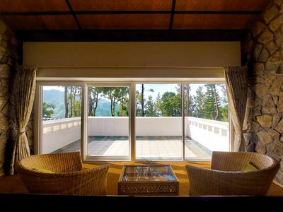 Vom Balkon der Luxury Suite schauen Sie direkt ins Grüne