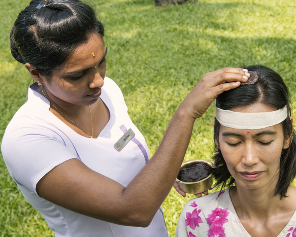 Frau erhält Kopfbehandlung bei Ayurveda Kur